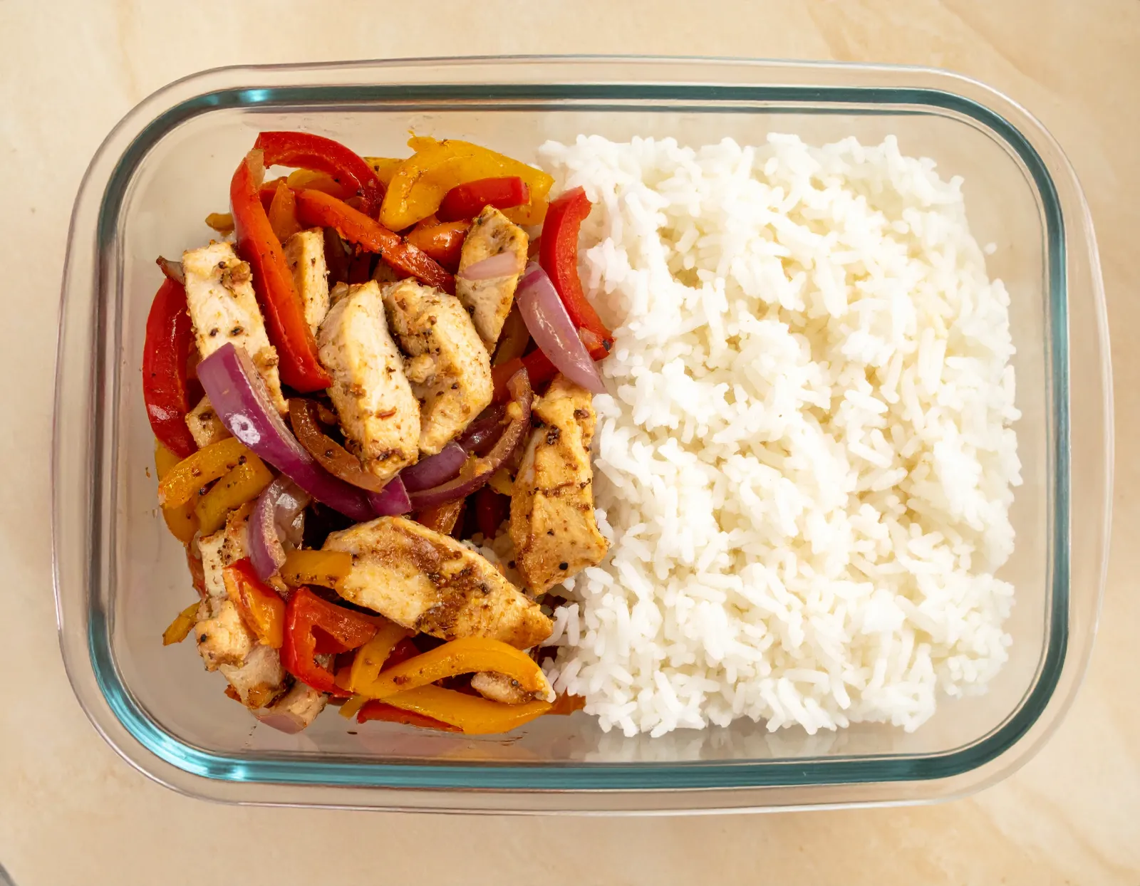 Kuracie fajitas s paprikou, cibuľou a ryžou v sklenenej krabičke